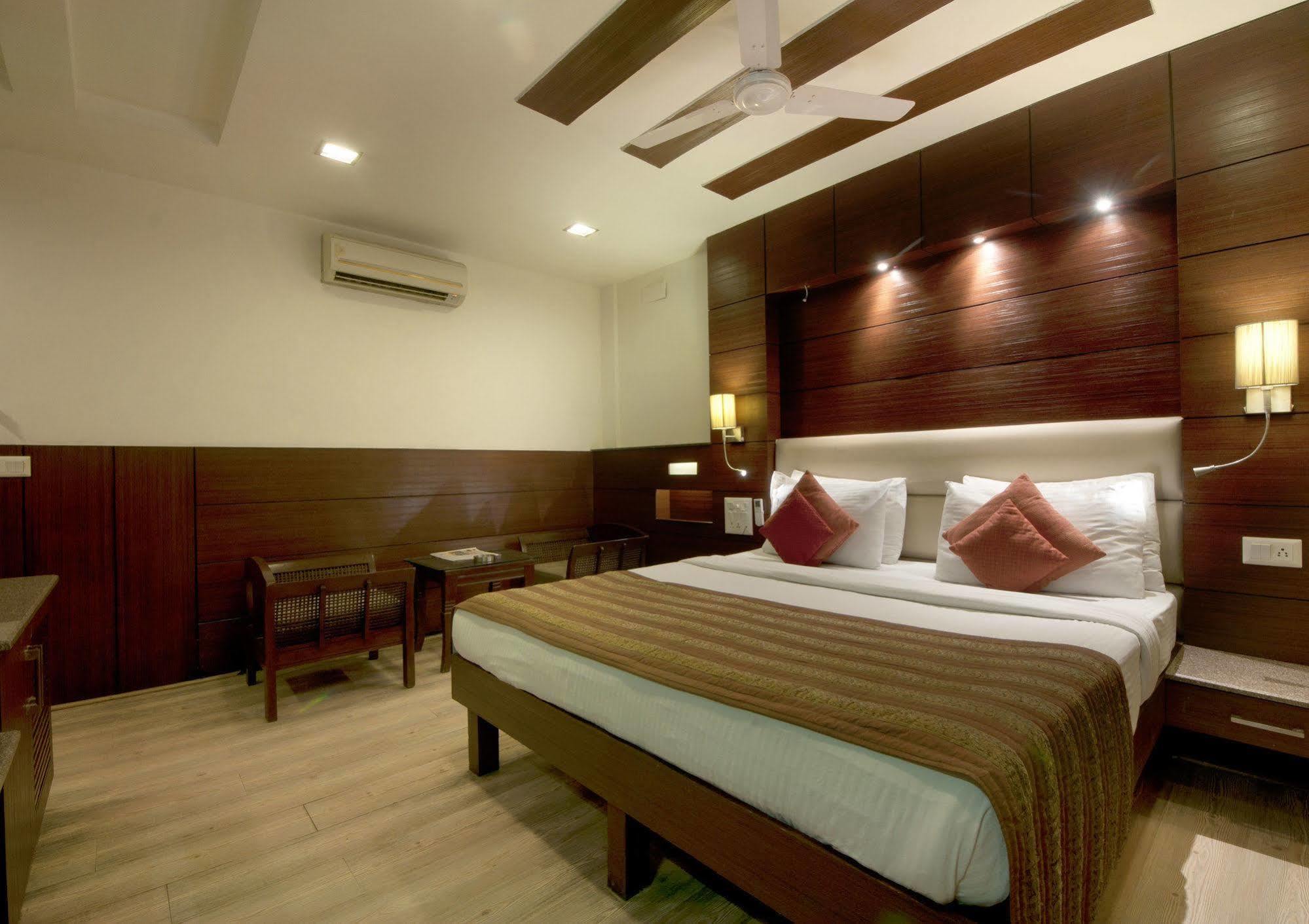 Hotel Amaltas International - Delhi-16 New Delhi Exteriör bild