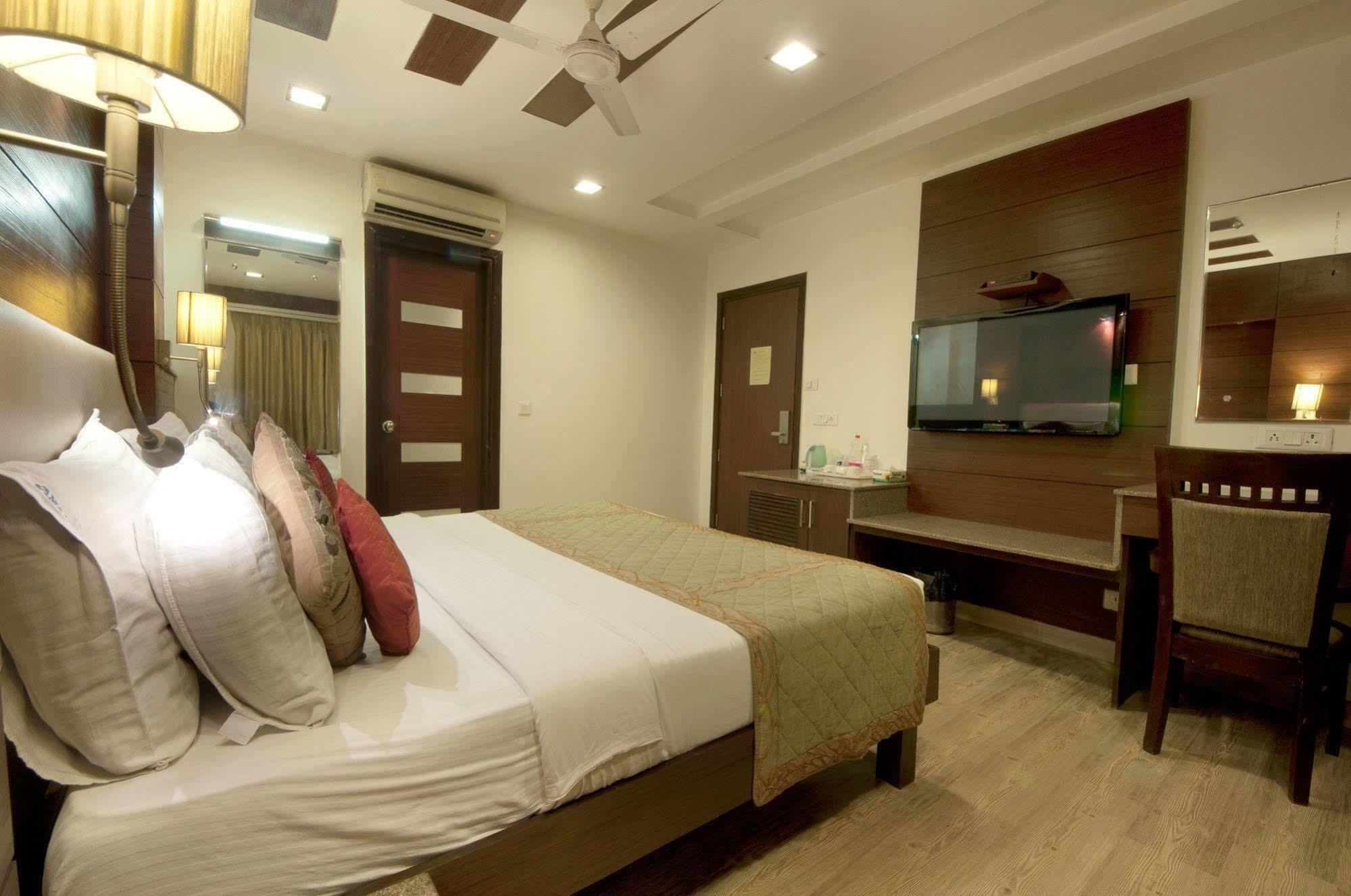 Hotel Amaltas International - Delhi-16 New Delhi Exteriör bild