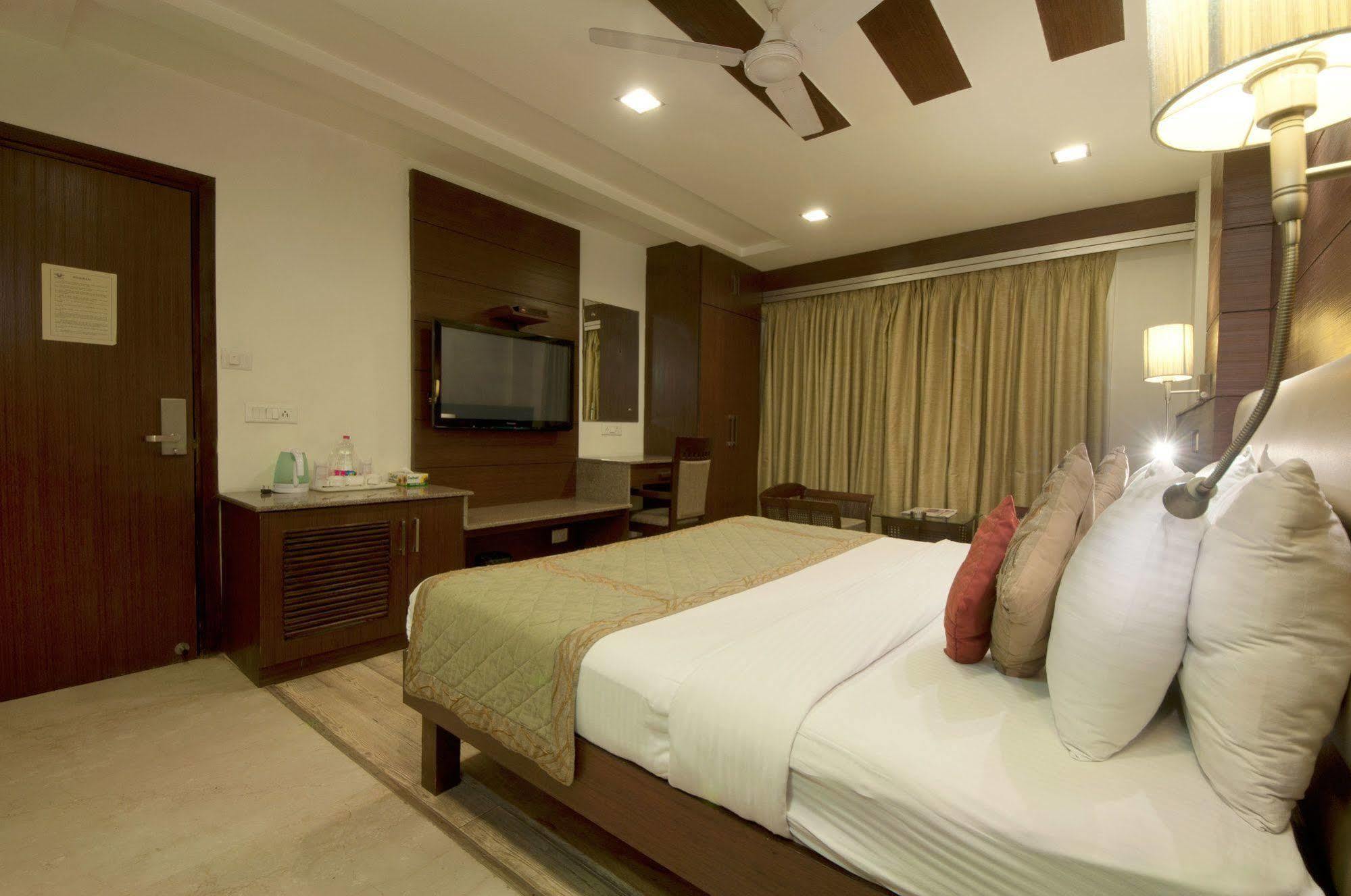 Hotel Amaltas International - Delhi-16 New Delhi Exteriör bild