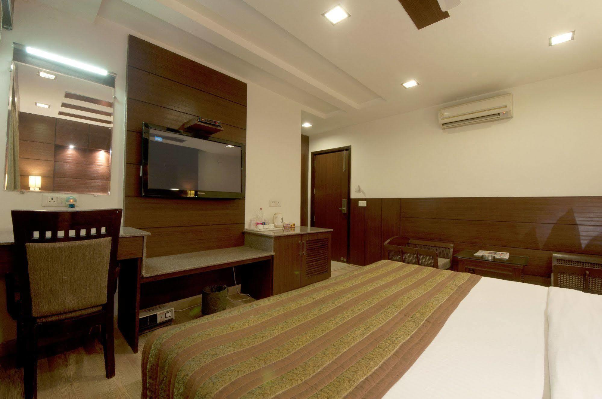 Hotel Amaltas International - Delhi-16 New Delhi Exteriör bild