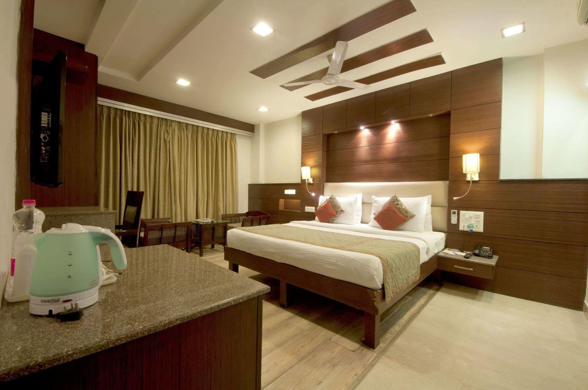 Hotel Amaltas International - Delhi-16 New Delhi Exteriör bild